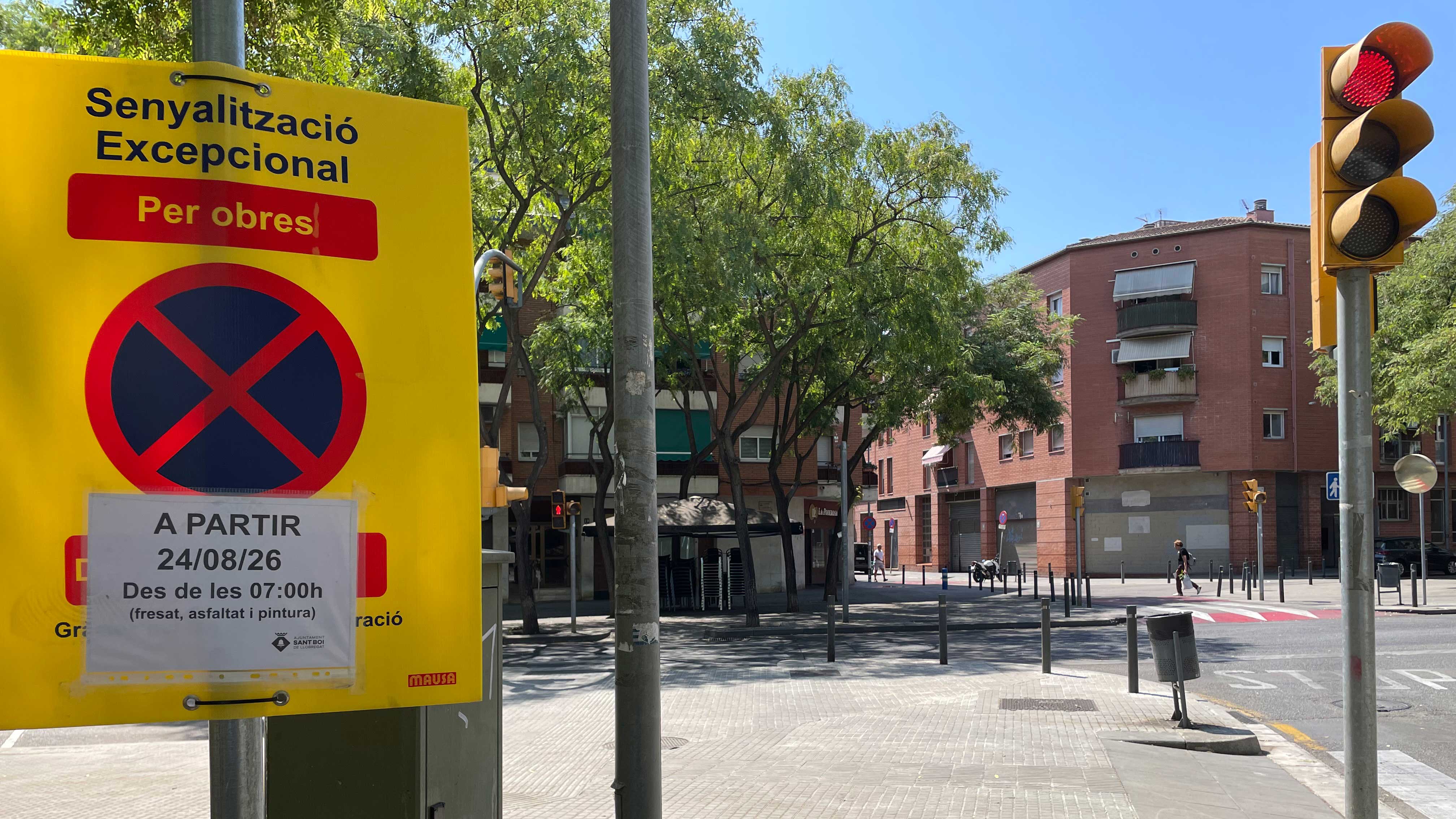 Senyalització al carrer Girona de Sant Boi per les obres d'asfaltatge