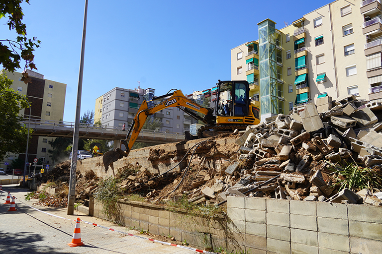 El mur separa la BV-2002 del carrer de Lluís Companys