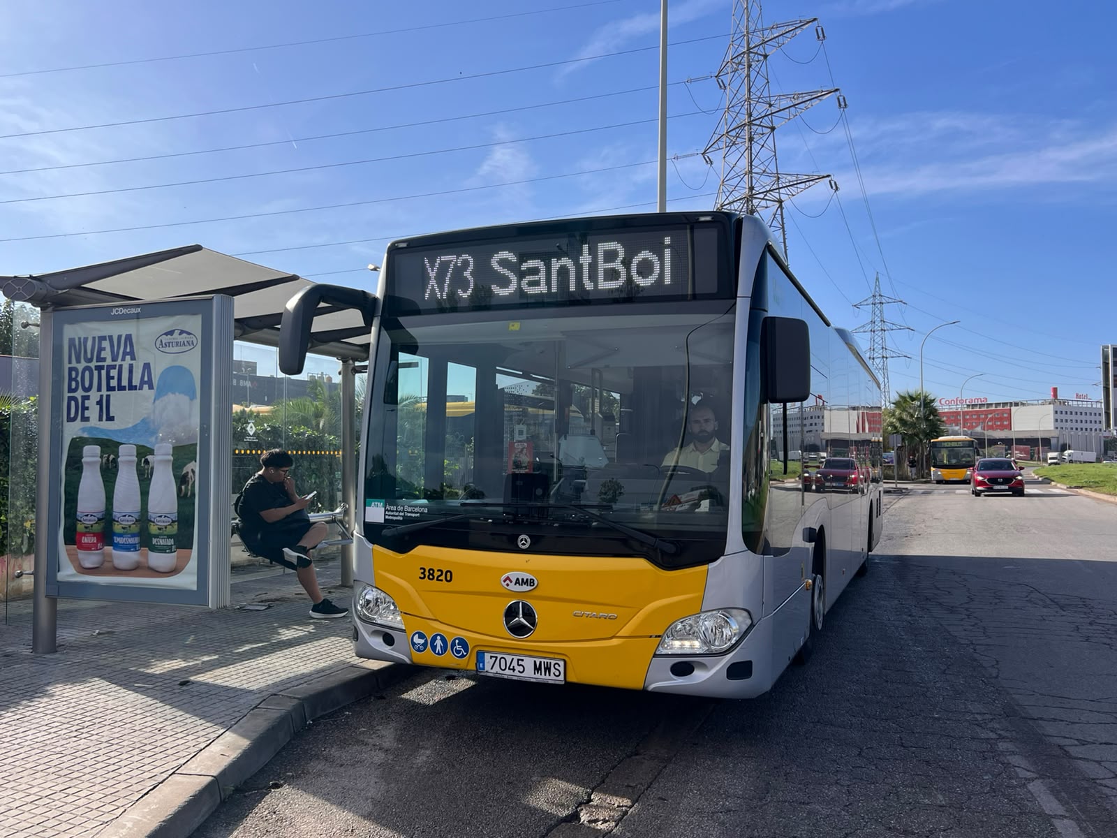 Un autobús de la nova línia, en una parada a Sant Boi