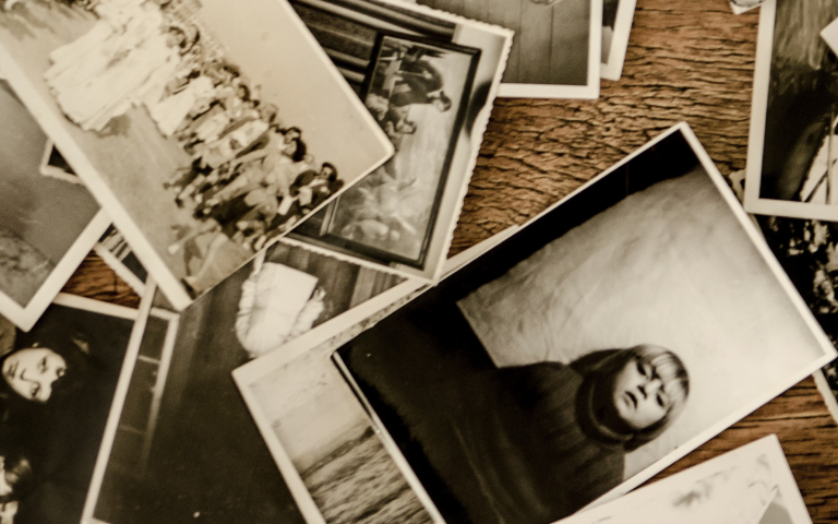 Fotografies antigues on apareixen noies