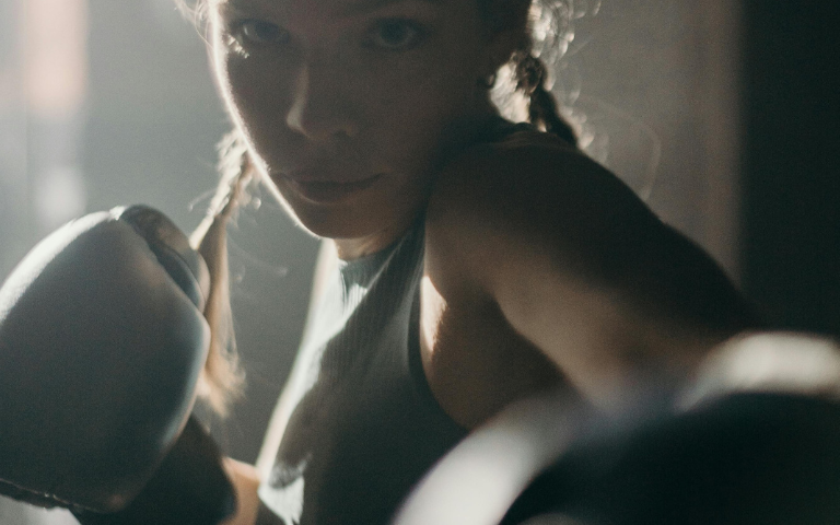 Noia amb guants de boxe