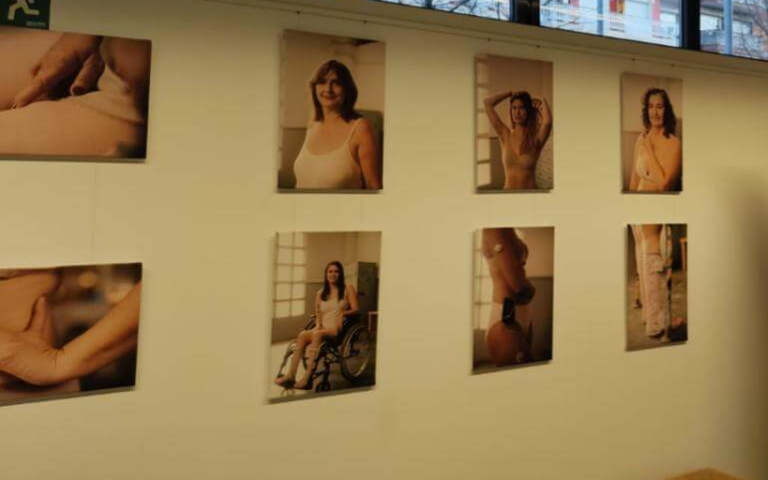 paret amb les fotografies de dones de l'exposició 