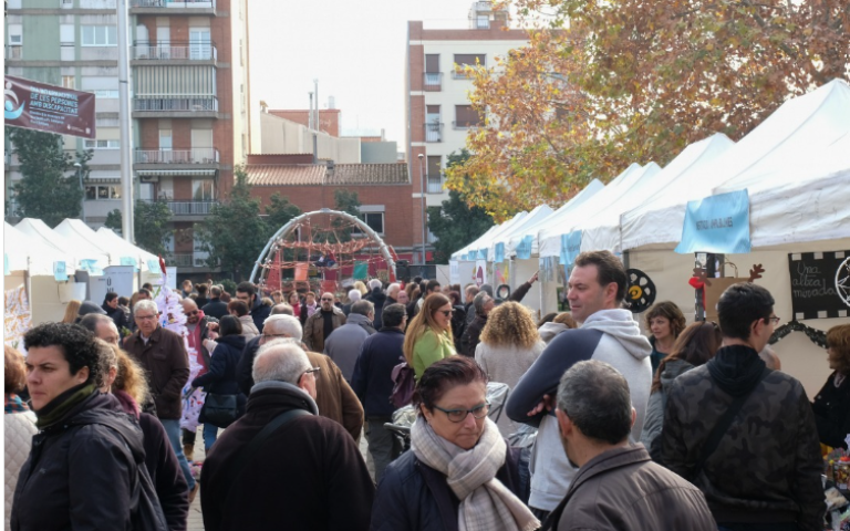 Gent passejant entre mig d'stands