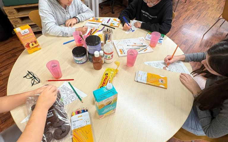 Berenar comunitari per a joves