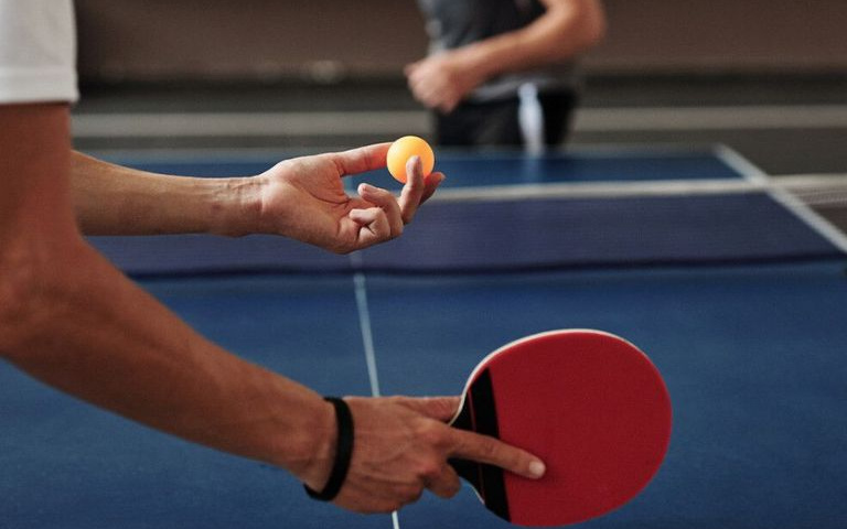 Tarda de ping-pong jove