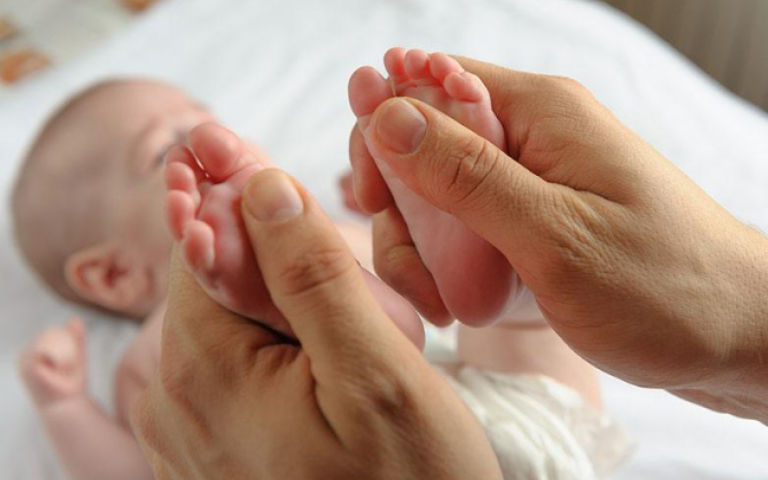 Massatge infantil i estones cos a cos