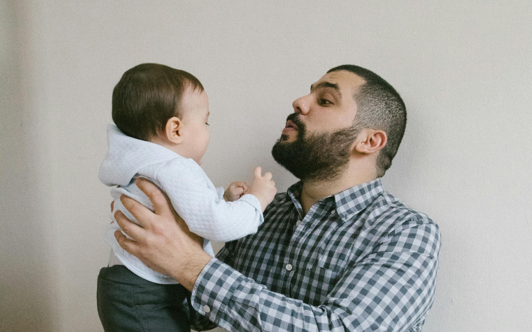 pare amb fill en braços