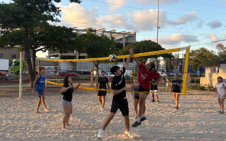 Tarda de volei per a joves