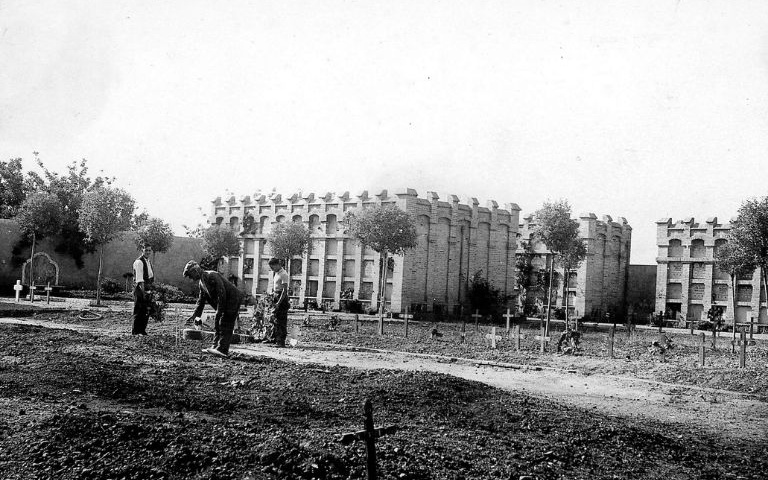 Postal de l'Arxiu Històric Municipal de la fossa comuna del Cementiri municipal de Sant Boi