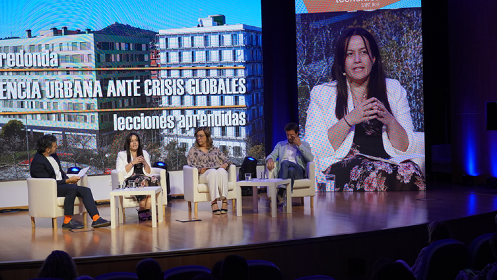 Primera taula rodona, amb l'alcaldessa de Catarroja