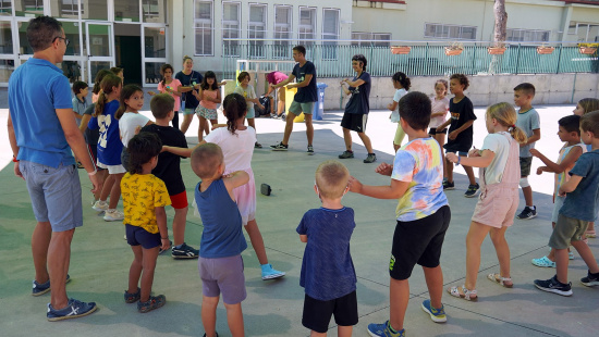 Imatge infants i monitors jugant al casal d'estiu