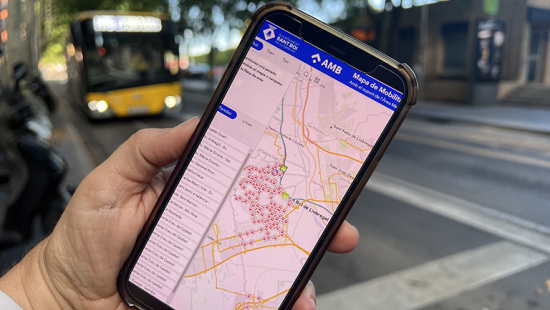 Una persona consulta el nou mapa al seu mòbil