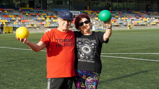 dues persones grans amb pilotes a les mans