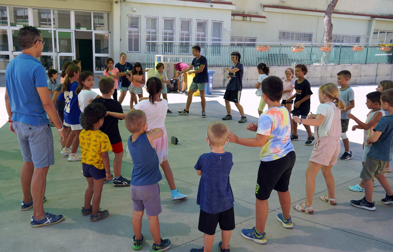 Imatge infants i monitors jugant al casal d'estiu