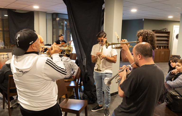 Sessió de taller musical amb veïns del barri