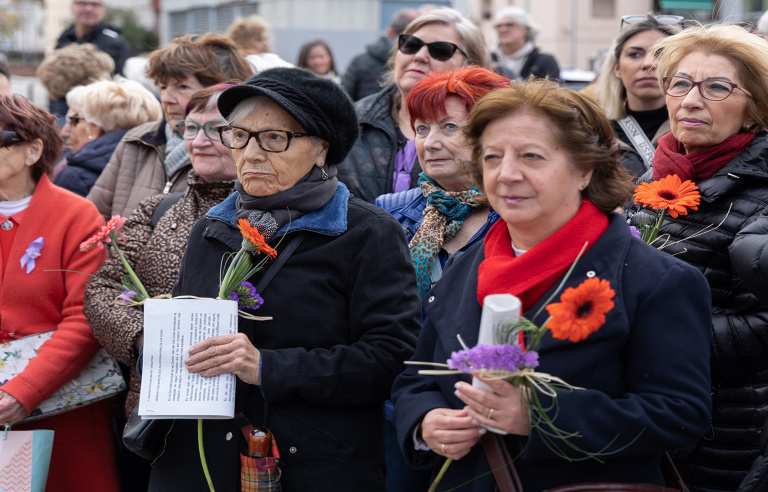 dia de la dona, dones amb flors