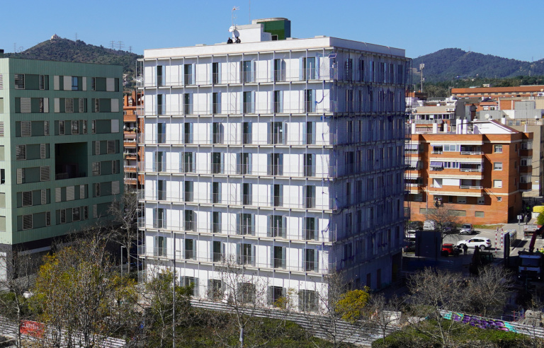 L'edifici està al peu de la C-245