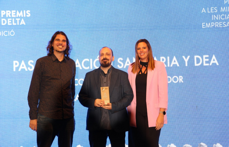 Recollida del premi durant l'acte de lliurament celebrat a Gavà