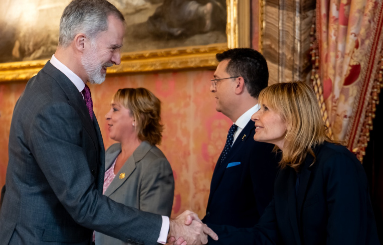 S. M. el Rei Felip VI saluda l'alcaldessa, Lluïsa Moret