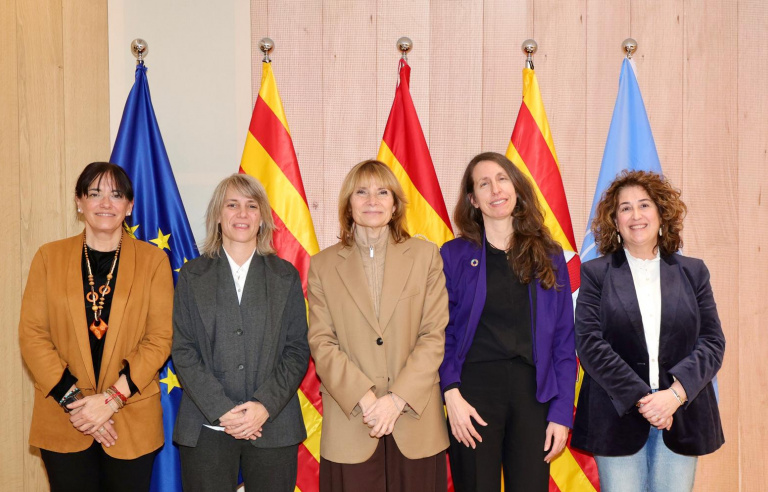 L'alcaldessa, amb la resta de signants de l'acord