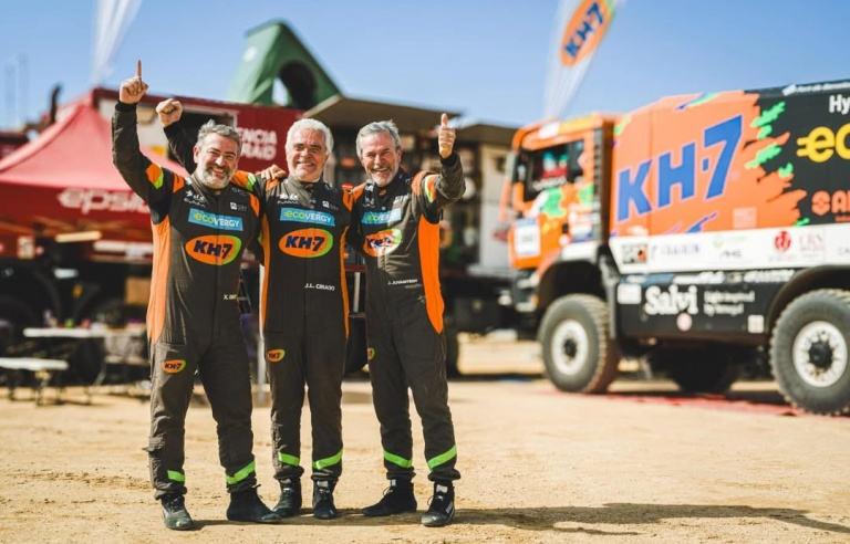 L'equip guanyador, amb Xavier Ribas a l'esquerra i el camió al fons