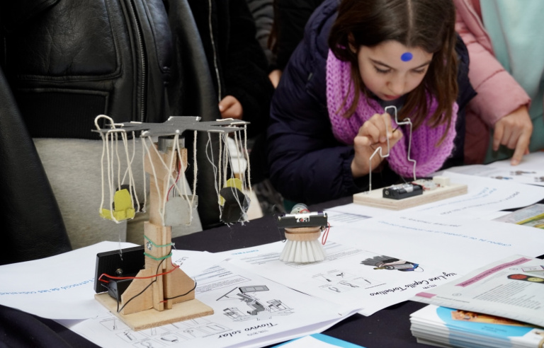 Nena observant projecte tecnològic