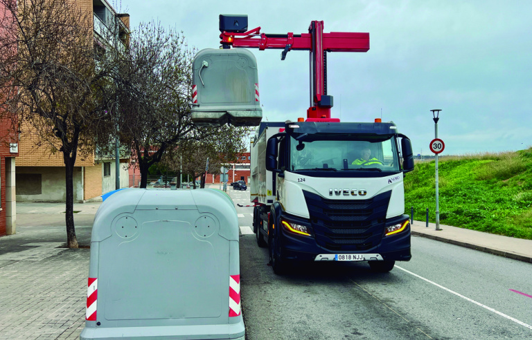 Un dels nous camions, a la zona del Parc Ambiental Torre de la Vila