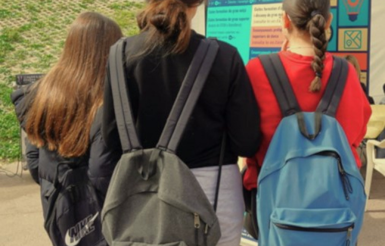 Alumnes davant d'un punt d'orientació educativa per als seus processos d'orientació