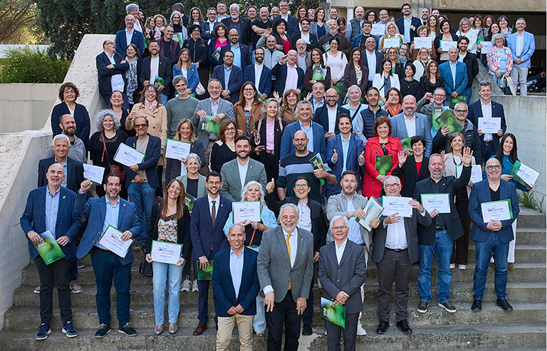 Foto de grup a l'exterior del Rectorat de la UAB