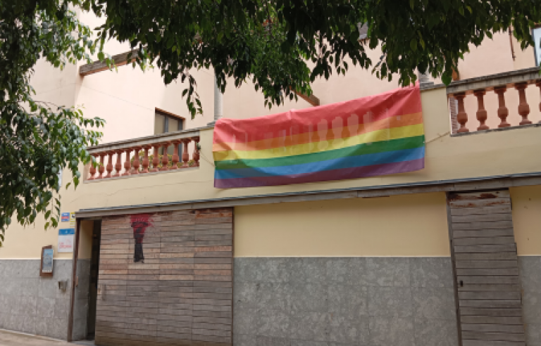 Bandera irisada penjada a Can Jordana en contra la LGTBIfòbia
