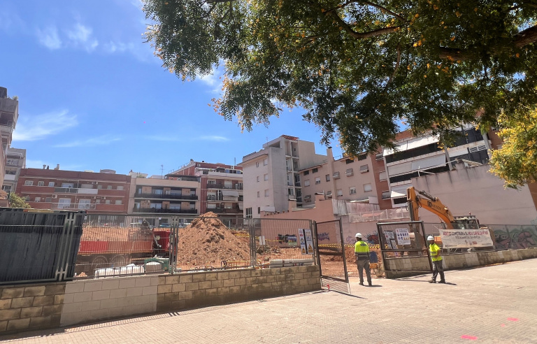 La maquinària ja ha iniciat els treballs per construir el nou CAP