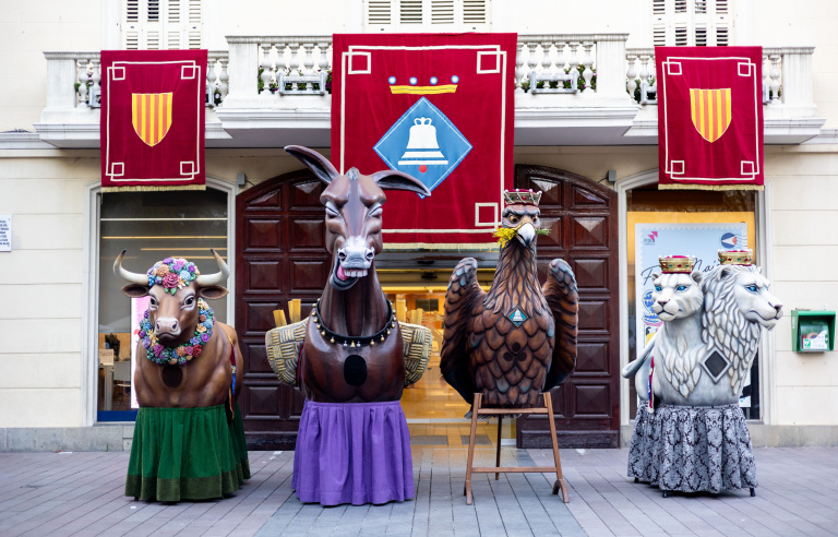 Les quatre figures, davant la porta de l'Ajuntament de Sant Boi