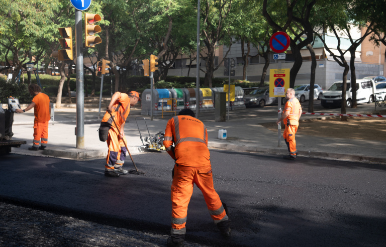 Tasques d'asfaltatge en curs al carrer de Girona