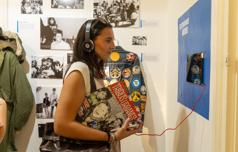 Una noia visita l'exposició