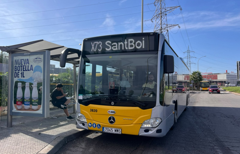 Un autobús de la nova línia, en una parada a Sant Boi